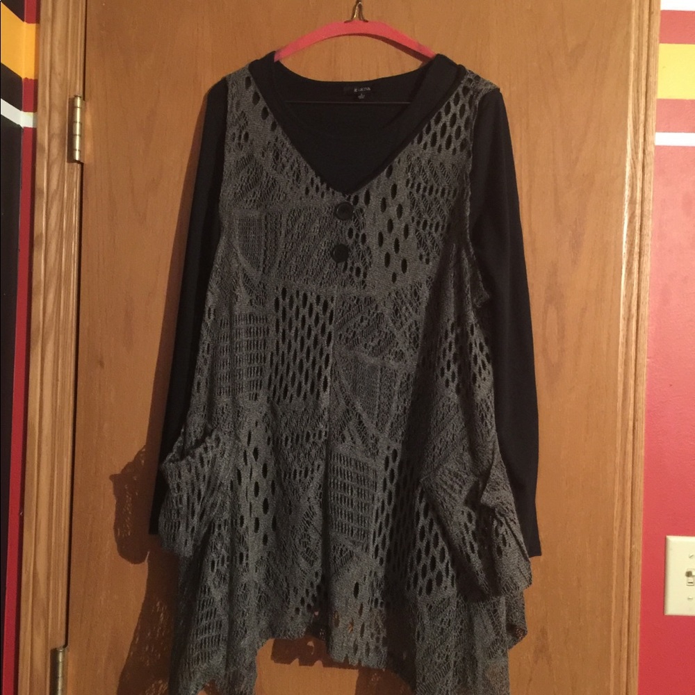 Long tunic.  Black and olive